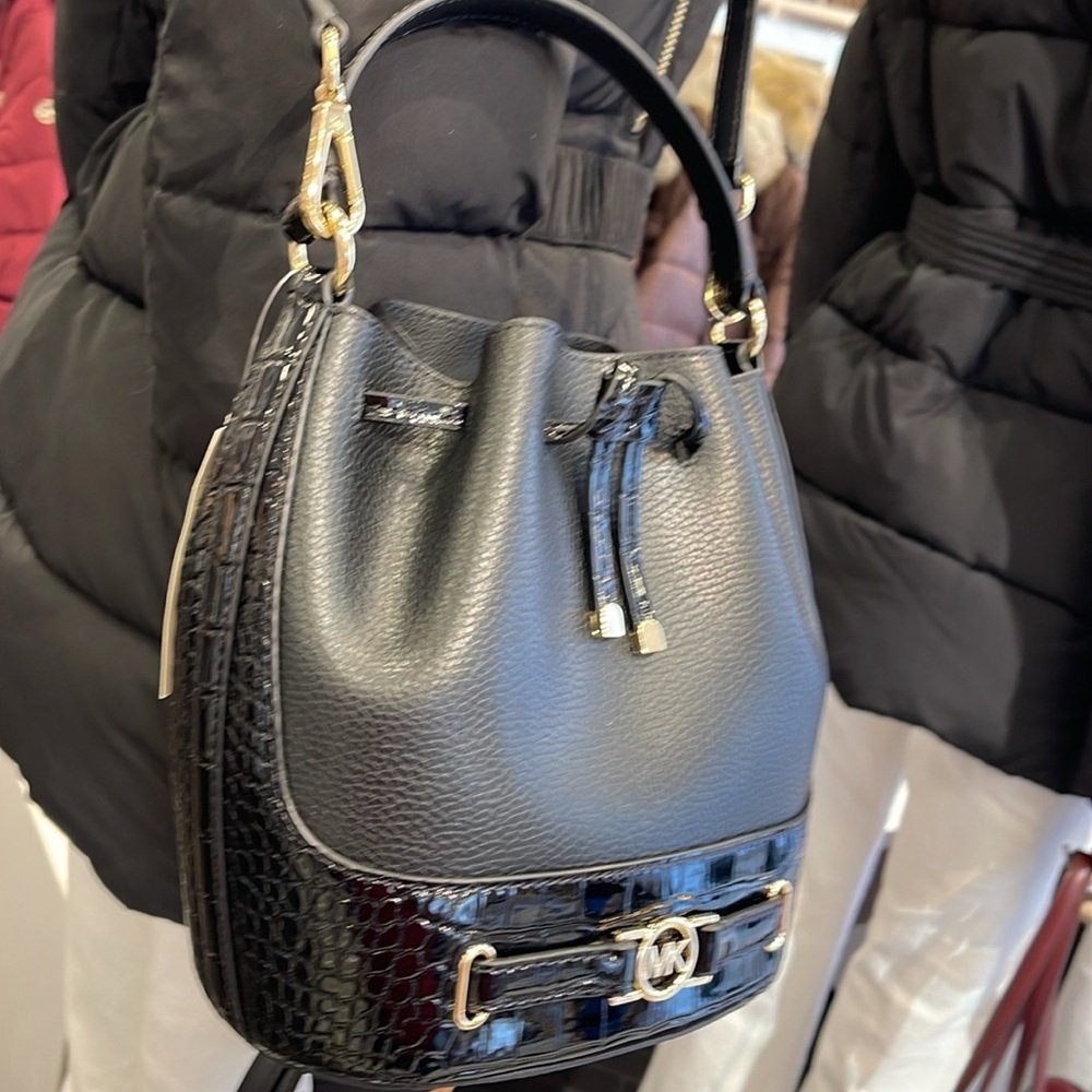 MICHAEL KORS 
Reed Medium Pebbled Leather Belted Bucket Messenger Satchel Crossb - Picture 2 of 16